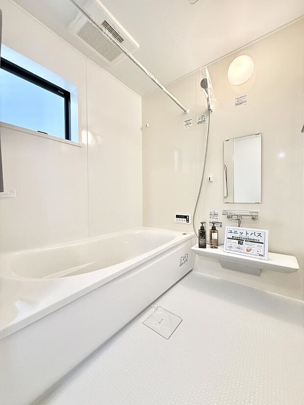 ■落ち着いた色合いの壁面、ゆっくり寛げるバスルーム