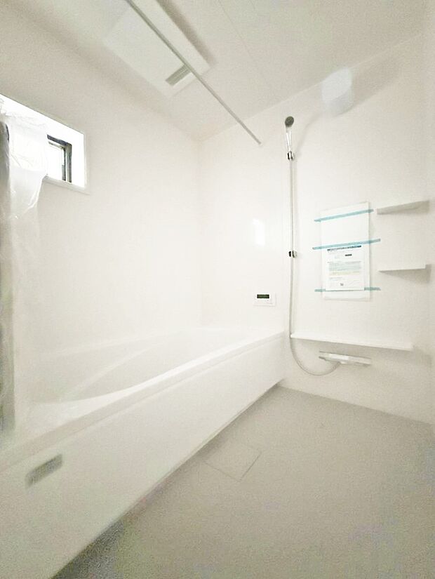 1号棟 ■落ち着いた色合いの壁面、ゆっくり寛げるバスルーム