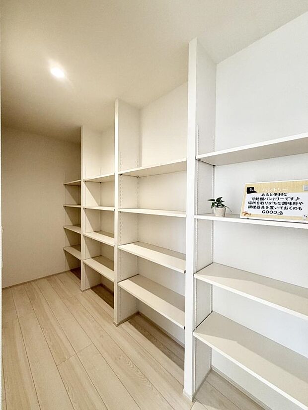 1号棟  ■広々パントリーが魅力的
