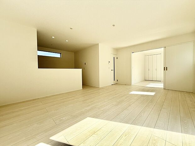 【リビング】■光と風を感じる、リラックスできる空間