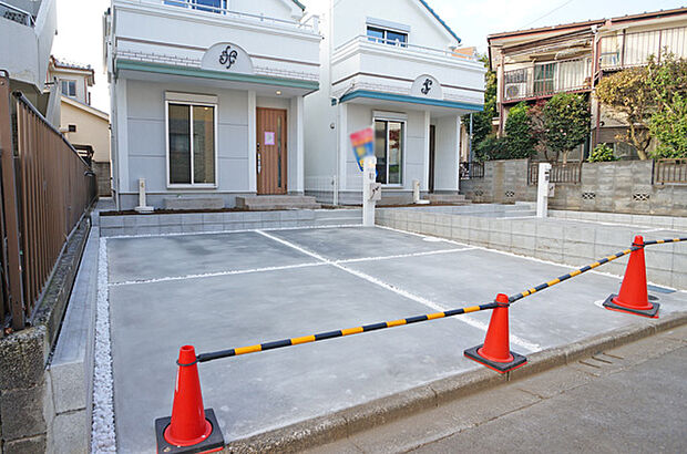 【1号棟】■カースペース並列２台駐車可能です♪ 