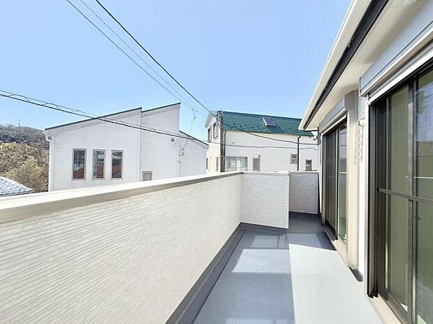 【バルコニー】■ 朝のコーヒーや夜の星空を楽しむ、癒しの場所