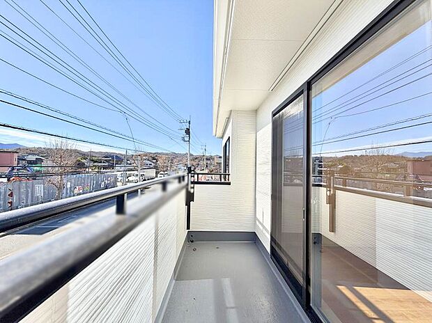 【バルコニー】■ 朝のコーヒーや夜の星空を楽しむ、癒しの場所