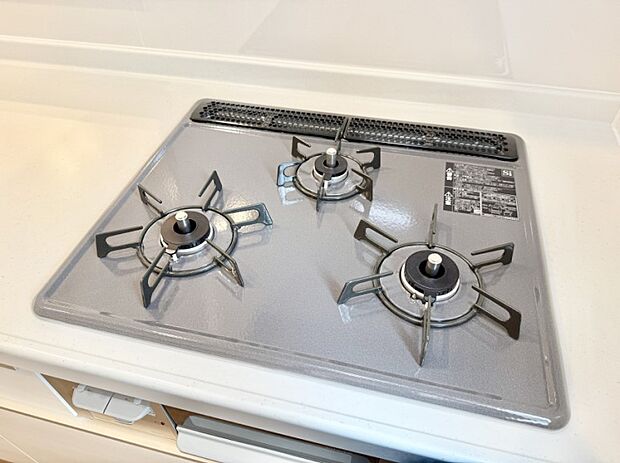【3口ガスコンロ】■３口コンロのシステムキッチンで料理の手順もスムーズに