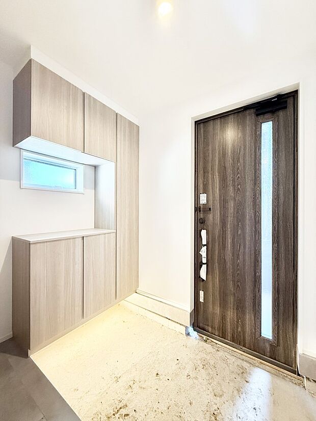 【玄関】■ 家族やゲストをやさしく迎える、心地よい空間