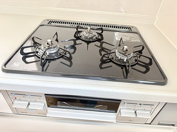 【3口ガスコンロ】■一度に多くの料理ができ便利で効率的