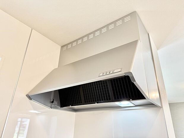 【レンジフード】■調理時の蒸気や匂いが換気扇に誘導され、効率的に排煙ができます。