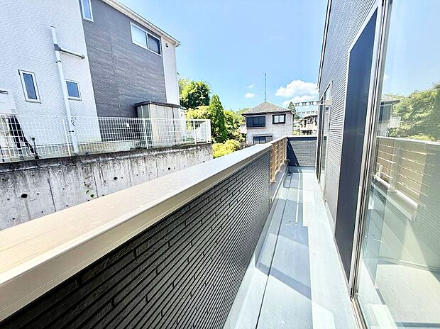 【バルコニー】■ 空を眺めながら、ほっと一息つける特別な空間