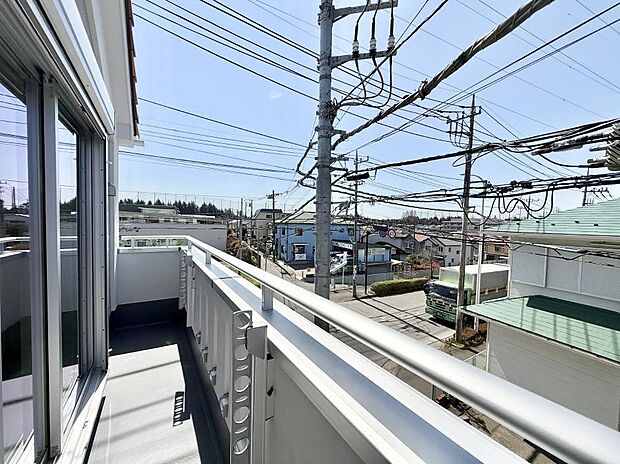 【バルコニー】■ 心地よい風と光を感じる、くつろぎのバルコニー