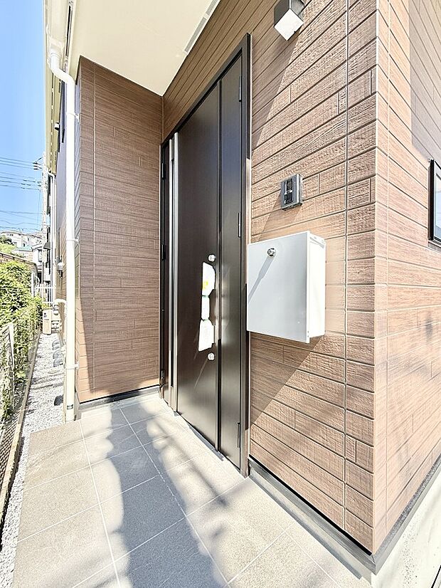 【玄関】■ シンプルで美しく、住まいの第一印象を彩る玄関です