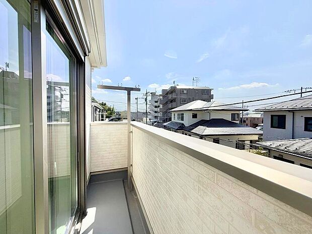 【バルコニー】■ 心地よい風と光を感じる、くつろぎのバルコニー