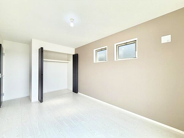 【寝室】■窓の配置や通気性の良い設計で部屋の空気がこもらず、常に新鮮な空気が流れます