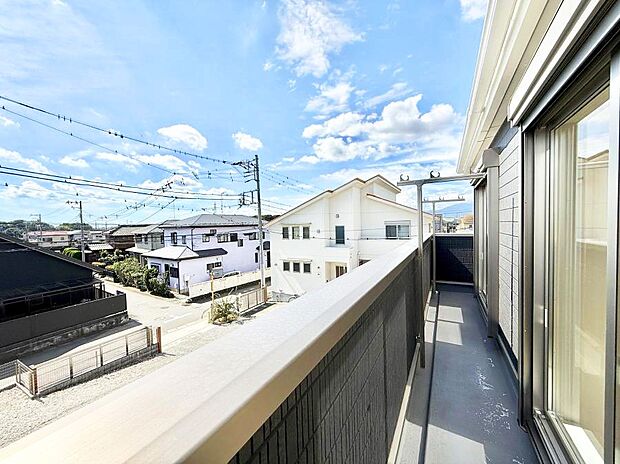 【バルコニー】■ 季節の移ろいを感じられる開放的な空間です