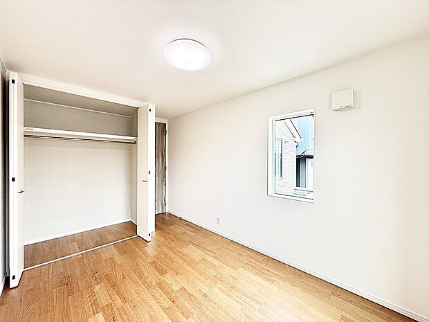 【リビング以外の居室】■落ち着いた色合いのお部屋で穏やかな時間を楽しめます