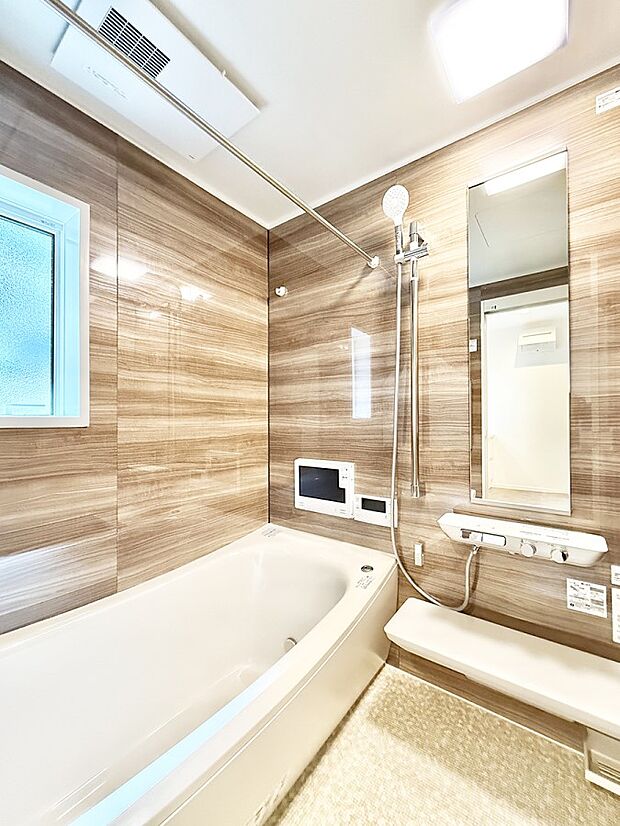 【浴室】■落ち着いた色合いの壁面、ゆっくり寛げるバスルーム
