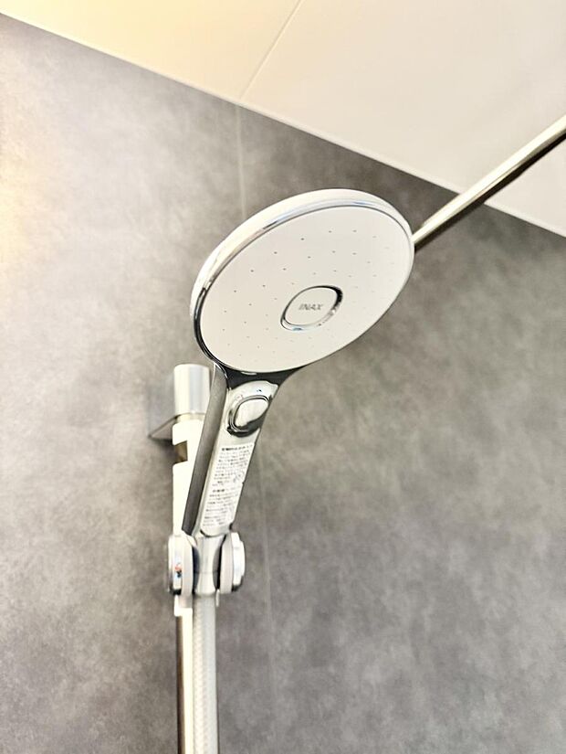 【止水シャワーヘッド】■手元で簡単に止水できるため、水の無駄遣いを減らすことができます。