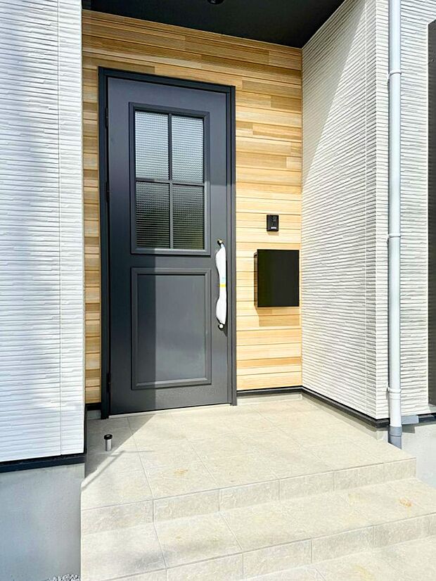 【玄関】■ シンプルで美しく、住まいの第一印象を彩る玄関です