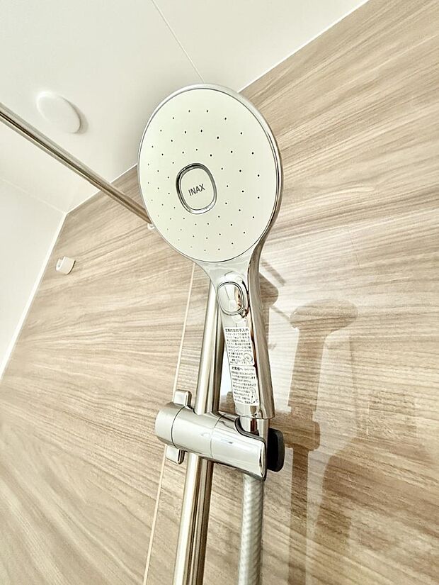 【止水シャワーヘッド】■わざわざシャワー水栓のレバーまで手を伸ばす必要がなく、簡単に止水できる