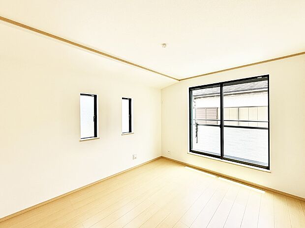 【寝室】■窓の配置や通気性の良い設計で部屋の空気がこもらず、常に新鮮な空気が流れます
