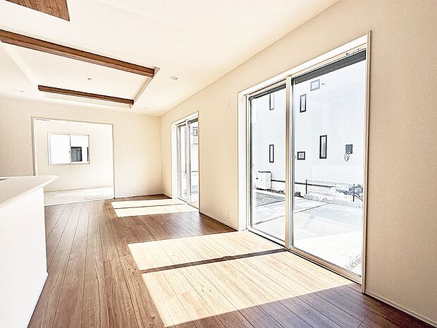 【リビング】■光と風を感じる、リラックスできる空間