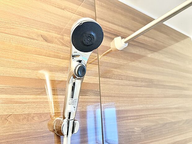 【止水シャワーヘッド】■手元で簡単に止水できるため、水の無駄遣いを減らすことができます。