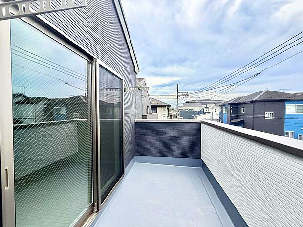 【バルコニー】■ 心地よい風と光を感じる、くつろぎのバルコニー