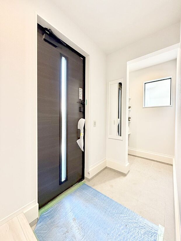 【玄関】■ 家族やゲストをやさしく迎える、心地よい空間