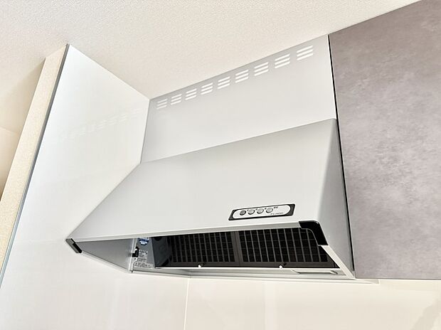 【レンジフード】■調理時の蒸気や匂いが換気扇に誘導され、効率的に排煙ができます。