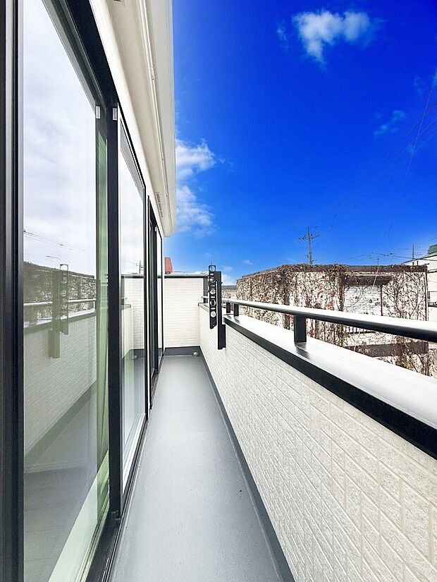 【バルコニー】■ 朝のコーヒーや夜の星空を楽しむ、癒しの場所