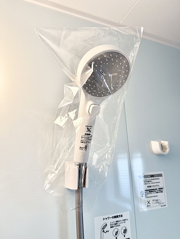 【止水シャワーヘッド】■手元で簡単に止水できるため、水の無駄遣いを減らすことができます。