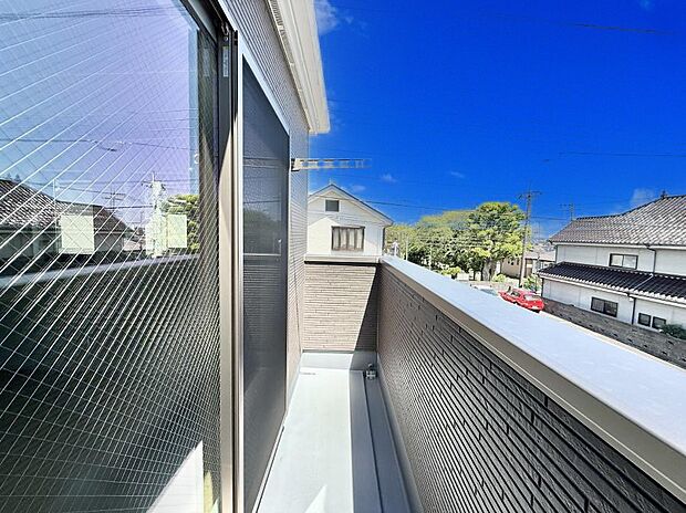 【バルコニー】■ 心地よい風と光を感じる、くつろぎのバルコニー