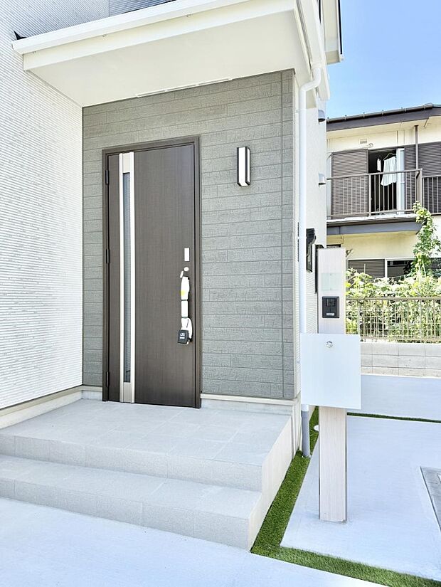 【玄関】■ 心地よい暮らしへとつながる、温かい玄関