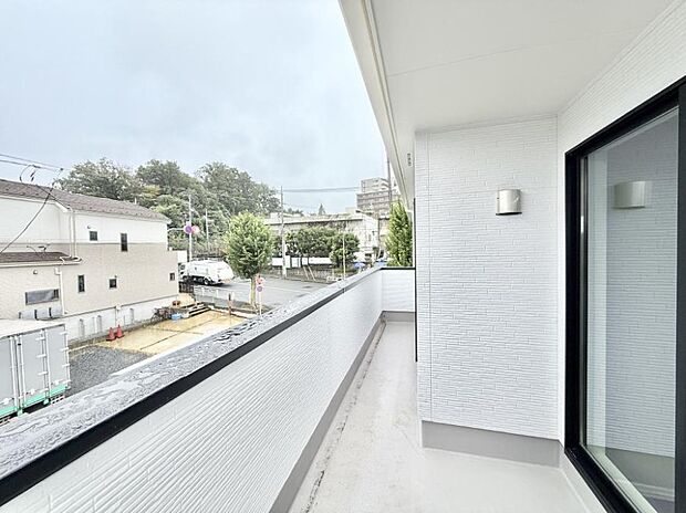 【バルコニー】■ 季節の移ろいを感じられる開放的な空間です