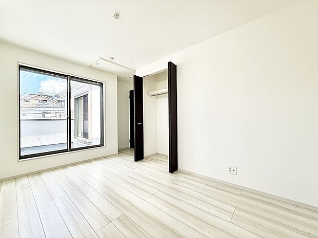 【リビング以外の居室】■落ち着いた色合いのお部屋で穏やかな時間を楽しめます