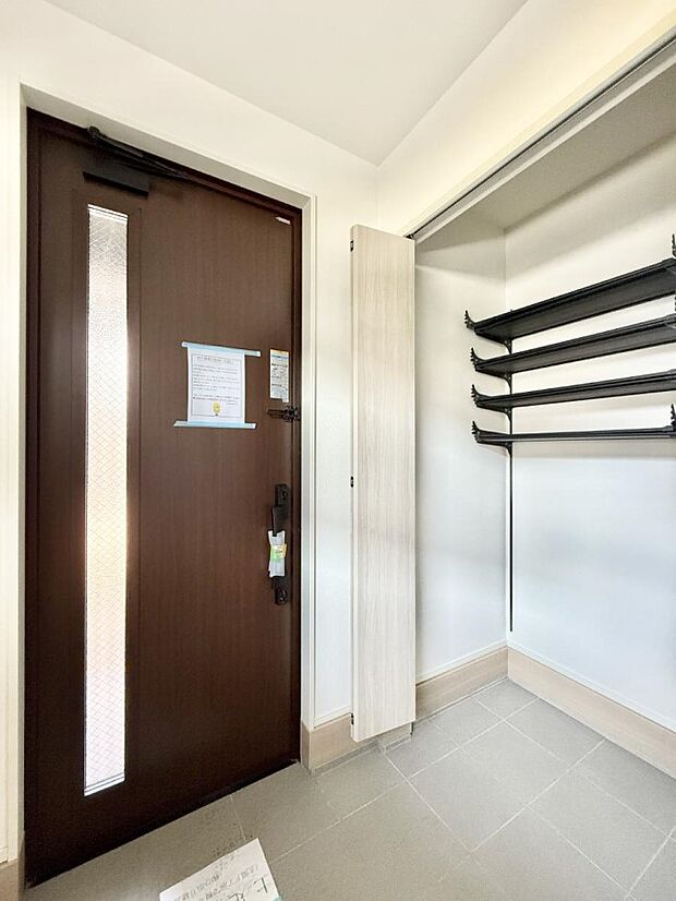 【玄関】■ 家族やゲストをやさしく迎える、心地よい空間