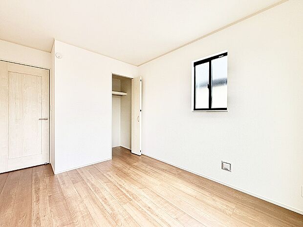 【リビング以外の居室】■落ち着いた色合いのお部屋で穏やかな時間を楽しめます