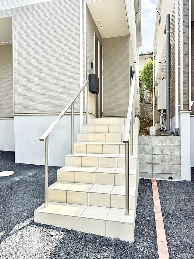 【玄関】■ 帰るたびにホッとする、安心感のある佇まい