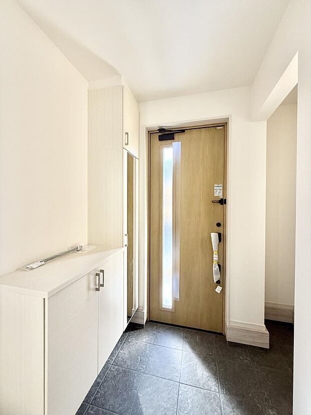 【玄関】■ 家族やゲストをやさしく迎える、心地よい空間