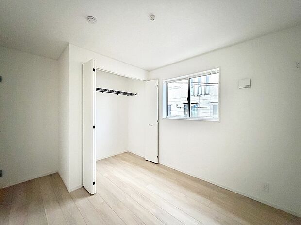 【寝室】■シンプルな空間で、収納付きベッドやデスクなど、多機能な家具を活用しやすいです