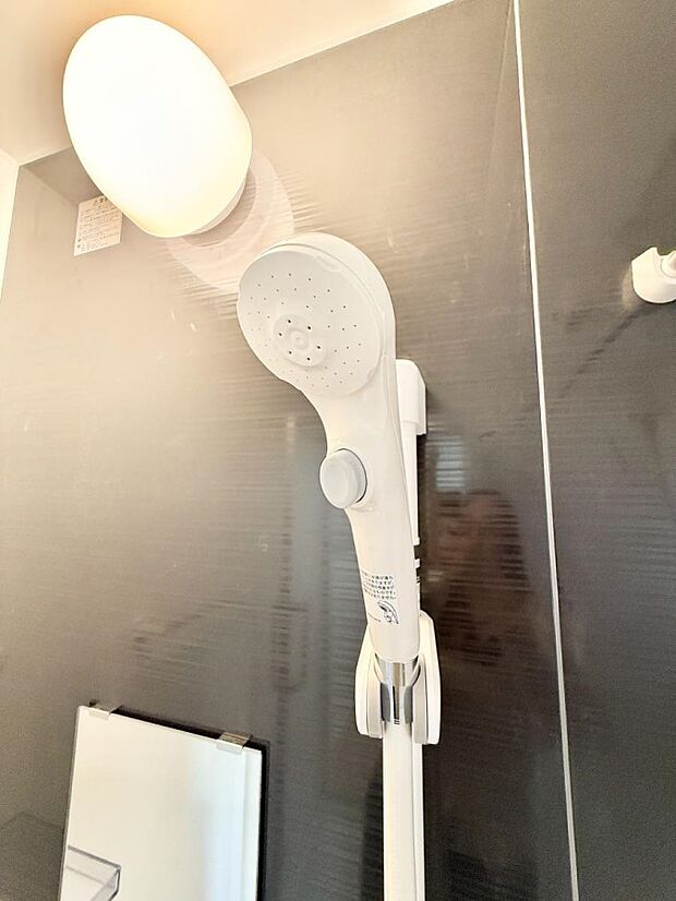 【止水シャワーヘッド】■手元で簡単に止水できるため、水の無駄遣いを減らすことができます。