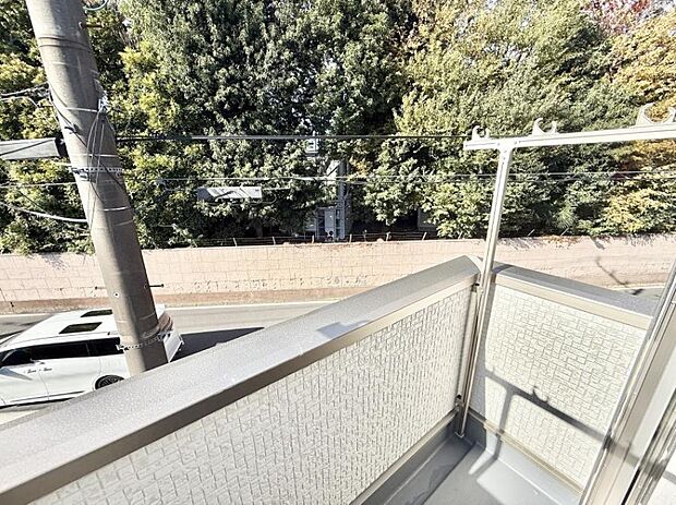 【バルコニー】■ 季節の移ろいを感じられる開放的な空間です