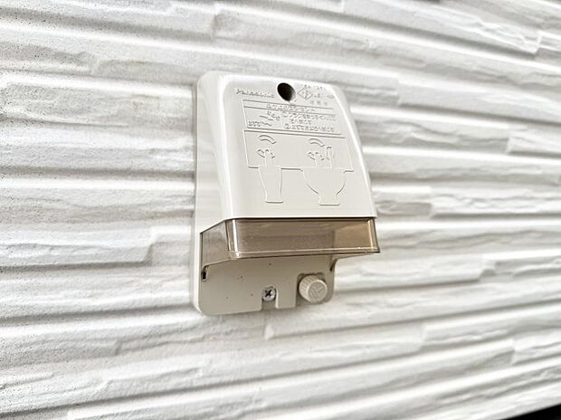 【屋外コンセント】■屋外に電源コンセントがあれば、高圧洗浄機で窓や外壁を掃除するなど便利です。