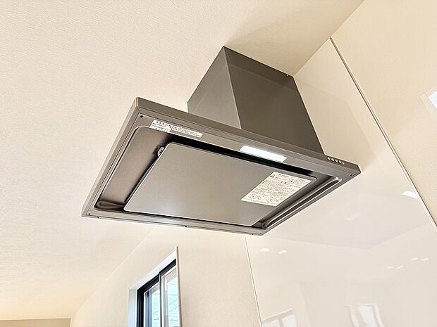 【レンジフード】■調理時の蒸気や匂いが換気扇に誘導され、効率的に排煙ができます。