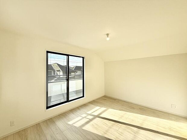 【寝室】■窓の配置や通気性の良い設計で部屋の空気がこもらず、常に新鮮な空気が流れます