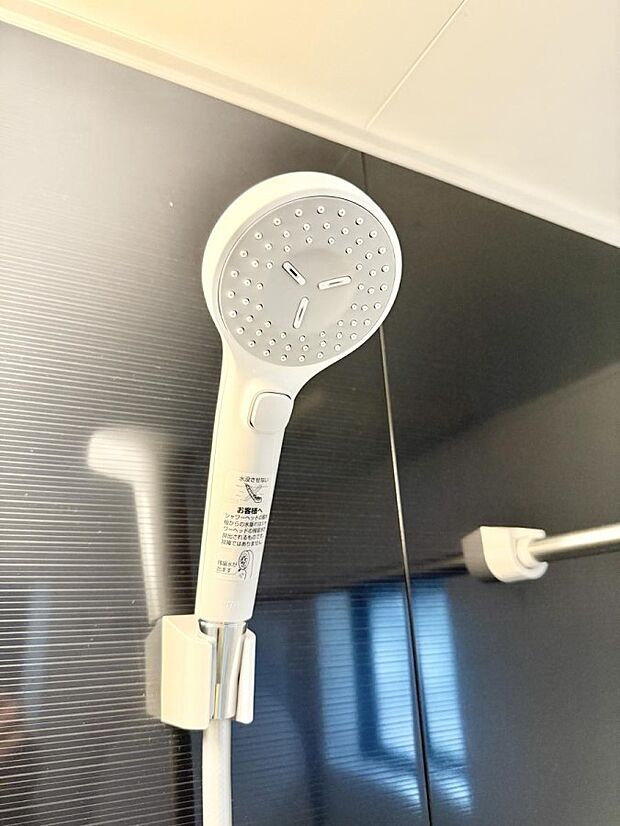 【止水シャワーヘッド】■手元で簡単に止水できるため、水の無駄遣いを減らすことができます。