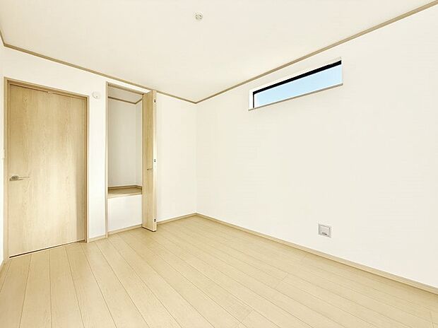 【寝室】■窓の配置や通気性の良い設計で部屋の空気がこもらず、常に新鮮な空気が流れます