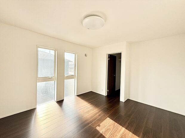 【寝室】■窓の配置や通気性の良い設計で部屋の空気がこもらず、常に新鮮な空気が流れます