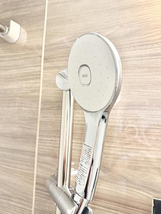 【止水シャワーヘッド】■手元で簡単に止水できるため、水の無駄遣いを減らすことができます。