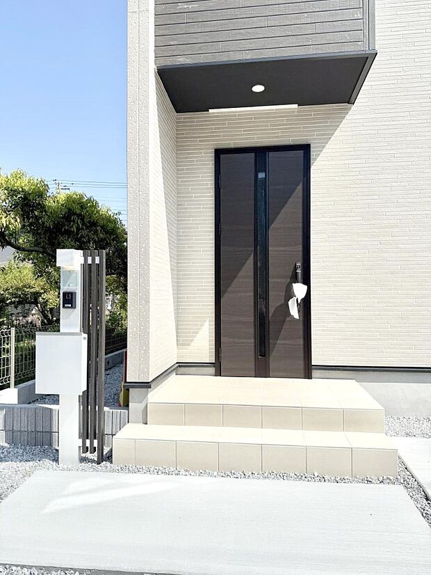 【玄関】■ 帰るたびにホッとする、安心感のある佇まい