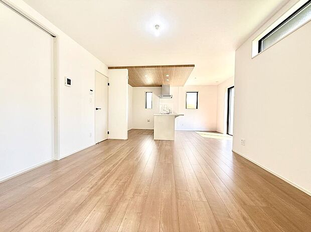 【リビング】■光と風を感じる、リラックスできる空間